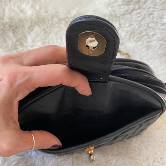 Vintage Reem Black Quilted Leather Crossbody Bag with Gold Chain - Picture 7 of 9